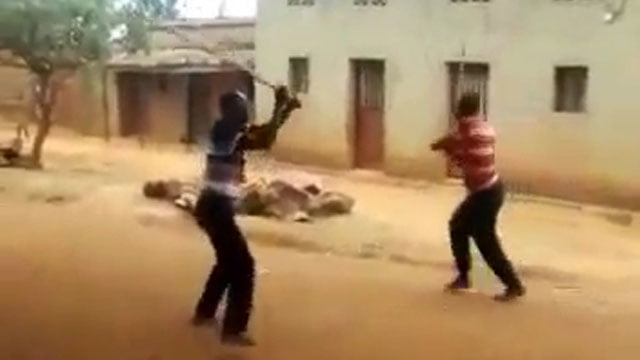 【動画】武蔵も驚く太刀筋、大人がガチチャンバラ ⇒ 結果は deu empate !  |  閲覧注意グロ動画・衝撃映像のソルカブ