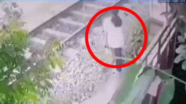 【衝撃】まるで夢遊病者のように列車へ歩いて行く母親 | 閲覧注意グロ動画・衝撃映像のソルカブ