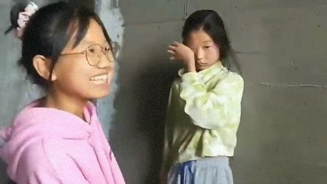 【中国】笑顔でイジメる小学生女子のいじめヤバすぎ…。(動画) | 閲覧注意グロ動画・衝撃映像のソルカブ 