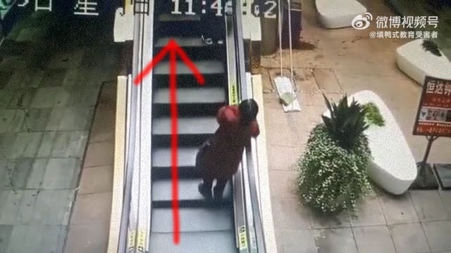 昇りエスカレーターで永遠に降りてしまう中国人女性。これ本気ですか？ | 閲覧注意グロ動画・衝撃映像のソルカブ