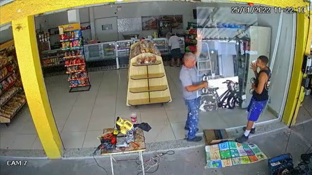 【衝撃】ガラスが一瞬で爆発、動脈を切り大出血の男（動画） | 閲覧注意グロ動画・衝撃映像のソルカブ