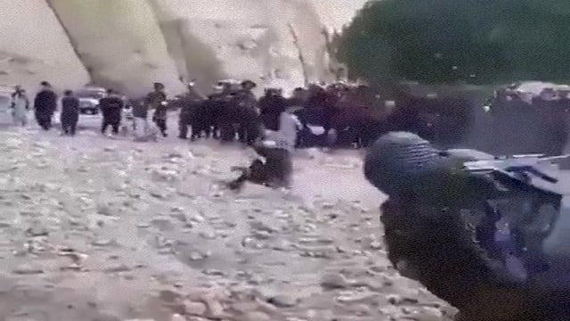 【閲覧注意】”投石の雨”で死に至らしめるタリバンの石打ち刑映像。 | 閲覧注意グロ動画・衝撃映像のソルカブ