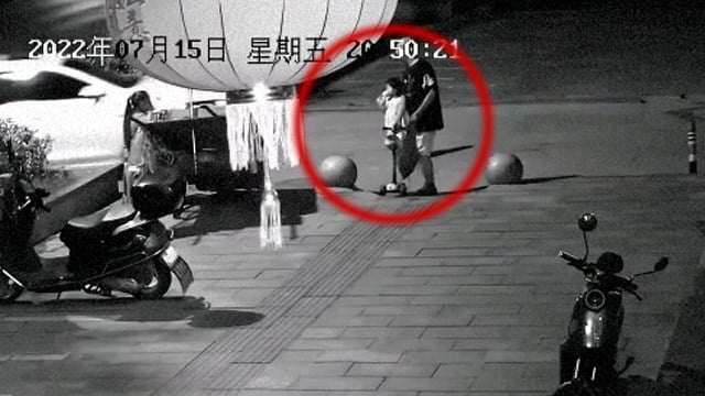 「何か轢いたか？」”二度轢き”で完全粉砕される女児 なぜ再発進するんだ…。  |  閲覧注意グロ動画・衝撃映像のソルカブ