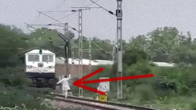 閲覧注意 電車に跳ね飛ばされる男性が撮影される 閲覧注意グロ動画 衝撃映像のソルカブ