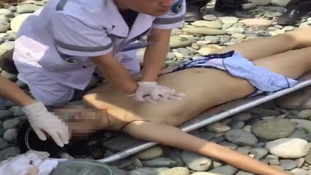 【中国】川遊びを楽しむ女性が溺れ心肺停止。心臓マッサージを試みるが果たして…。  |  閲覧注意グロ動画・衝撃映像のソルカブ