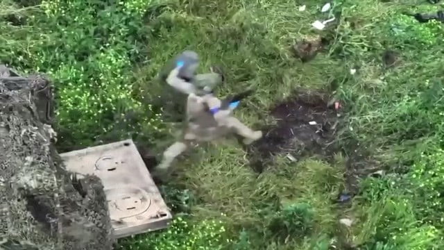 【戦争】ウクライナ歩兵さん、地雷にジャストミートしてしまう…  |  閲覧注意グロ動画・衝撃映像のソルカブ