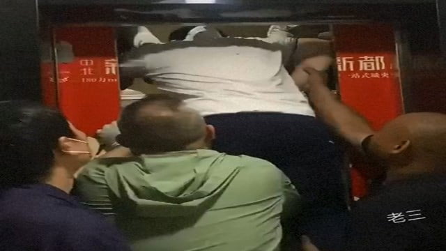 訓練でも何でもないエレベーター閉じ込め救出映像。  |  閲覧注意グロ動画・衝撃映像のソルカブ