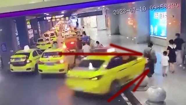 【衝撃】制御不能の暴走タクシーが家族4人に激突、その瞬間映像がコチラ…  |  閲覧注意グロ動画・衝撃映像のソルカブ