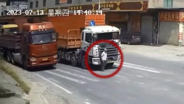 【閲覧注意】高齢者が斜め横断で事故死する瞬間映像。 | 閲覧注意グロ動画・衝撃映像のソルカブ