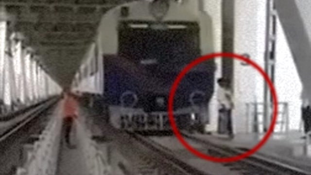 【衝撃】鉄道橋で列車に撥ねられるインド人さん、いったいそこで何を…？  |  閲覧注意グロ動画・衝撃映像のソルカブ