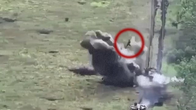 【戦争】タンクデサントするロシア兵、空高く舞い吹っ飛ぶ。 | 閲覧注意グロ動画・衝撃映像のソルカブ