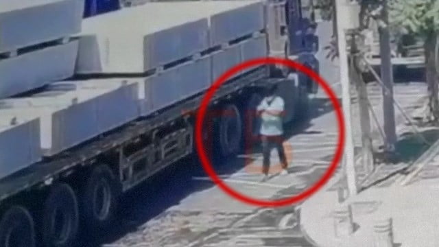【閲覧注意】私達は「確率」の世界に生きている。歩行者が突然圧死する映像。 | 閲覧注意グロ動画・衝撃映像のソルカブ