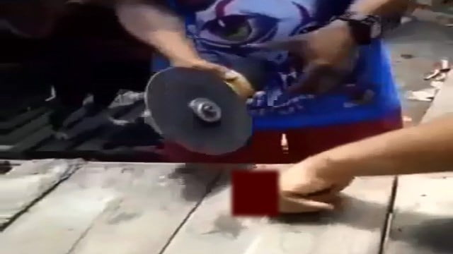 【閲覧注意】グラインダーでさっさと指を切り裂いていく映像。  |  閲覧注意グロ動画・衝撃映像のソルカブ