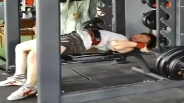 【閲覧注意】100kg超のベンチプレスに挑戦した男性の死亡事故映像。 | 閲覧注意グロ動画・衝撃映像のソルカブ