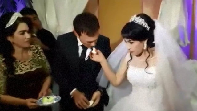 【動画】結婚式で茶目っ気を出した嫁、ビンタされてしまう。  |  閲覧注意グロ動画・衝撃映像のソルカブ