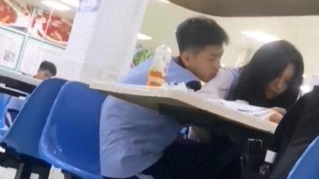 【いちゃラブ】女子生徒が学食で手マンされてる。  |  閲覧注意グロ動画・衝撃映像のソルカブ