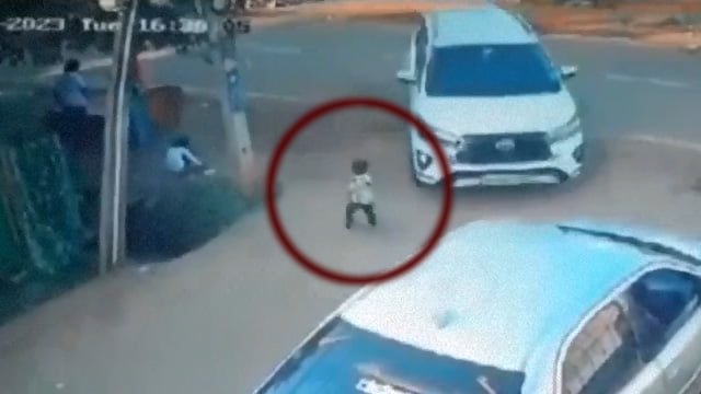【悲劇】どこからともなく現れ身構える2歳児、車に轢かれてしまう。  |  閲覧注意グロ動画・衝撃映像のソルカブ