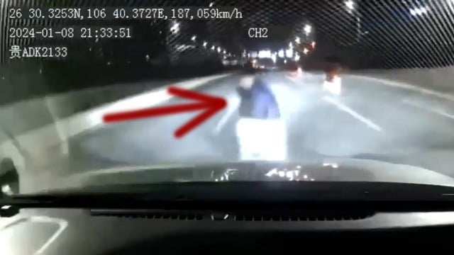 【衝撃】片側4車線道路を横断（？）する人が轢かれてしまうドラレコ映像。  |  閲覧注意グロ動画・衝撃映像のソルカブ