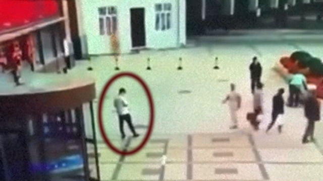 【閲覧注意】ケータイをいじっていた男性、天から降ってきた人に殺される。  |  閲覧注意グロ動画・衝撃映像のソルカブ