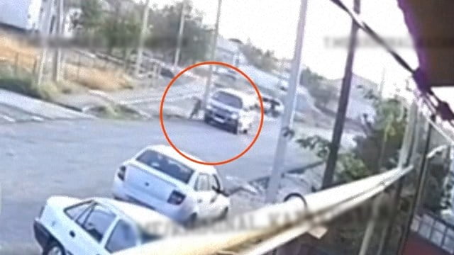 【事故】幼稚園の送迎バス運転手が園児を轢いてしまう。 | 閲覧注意グロ動画・衝撃映像のソルカブ