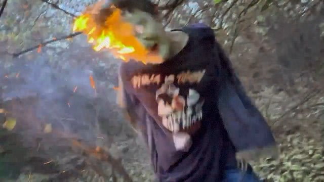 【動画】焚き火で遊んでいた少年がちょっとヤバいかもって状況。楽しそうだけどな。 | 閲覧注意グロ動画・衝撃映像のソルカブ