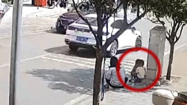【事故】フルスロットル暴走車が母子に襲いかかる動画、怖すぎるだろ… | 閲覧注意グロ動画・衝撃映像のソルカブ
