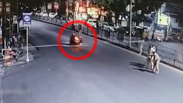 【インド】ライダーが規制ロープに気づかず事故死する瞬間映像。 | 閲覧注意グロ動画・衝撃映像のソルカブ
