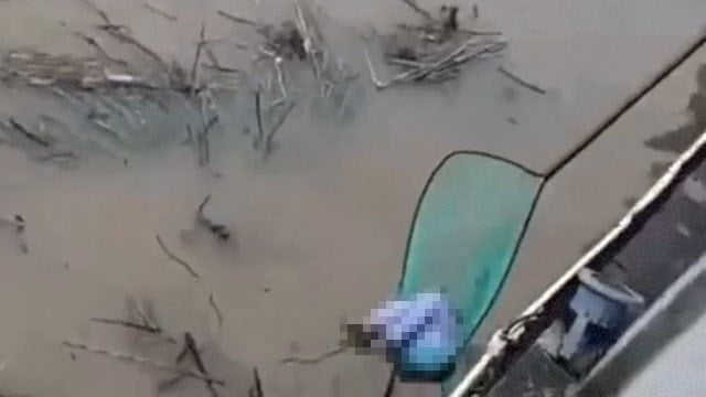 【幸運】川に流された幼児をタモ網で救う住民。中国南部の洪水被害で。 | 閲覧注意グロ動画・衝撃映像のソルカブ