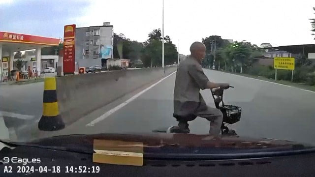 【閲覧注意】中央分離帯の切れ目から飛び出す小型原付のおじさん、絶対確信犯だろ… | 閲覧注意グロ動画・衝撃映像のソルカブ