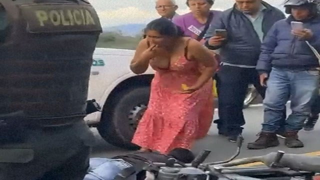 【閲覧注意】事故死体の血をぺろり味見する女、不気味すぎる…  |  閲覧注意グロ動画・衝撃映像のソルカブ