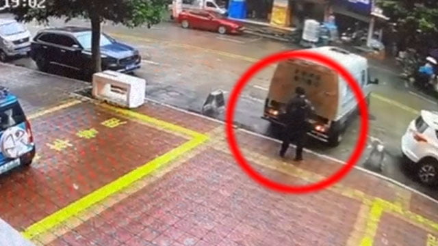 【事故】現金輸送車が警備員を二度轢きしてしまう。 | 閲覧注意グロ動画・衝撃映像のソルカブ