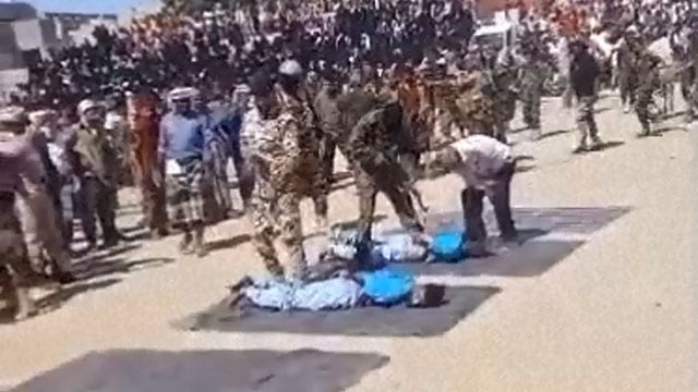 【閲覧注意】イエメン「児童強姦殺人」で有罪判決を受けた男達の公開処刑が実行される。 | 閲覧注意グロ動画・衝撃映像のソルカブ