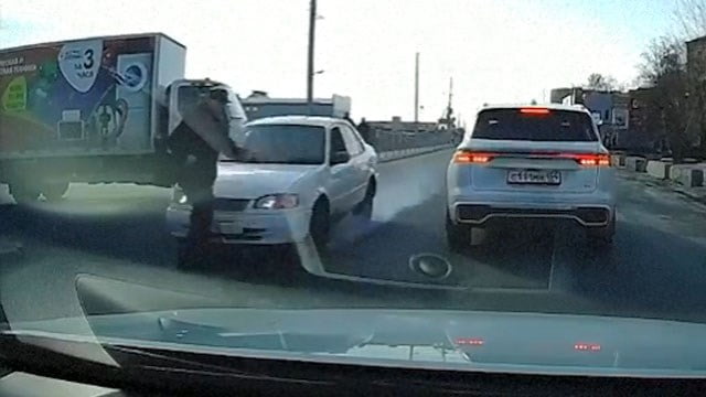 車来てるけど足が止まらない耄碌爺「渡っちゃえ！」死にたいんかい… | 閲覧注意グロ動画・衝撃映像のソルカブ