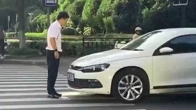 【閲覧注意】中国の路上で突如開催された謎の自殺劇。 | 閲覧注意グロ動画・衝撃映像のソルカブ