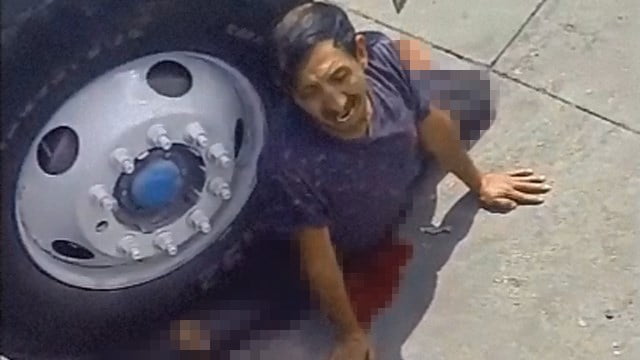 【閲覧注意】トラックに轢かれ下半身を潰された男性、万事休す。 | 閲覧注意グロ動画・衝撃映像のソルカブ