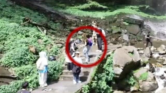 【閲覧注意】マイナスイオンを浴びるはずだった女性、落石を浴びてしまう… | 閲覧注意グロ動画・衝撃映像のソルカブ
