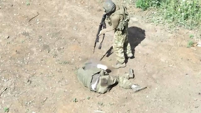 【戦争】リクエストに応え戦友の頭を撃ち抜くロシア兵（動画） | 閲覧注意グロ動画・衝撃映像のソルカブ