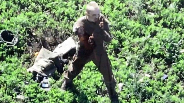 【閲覧注意】「すまん！俺が悪かった！」 許さないウクライナ軍がロシア兵を爆殺（動画） | 閲覧注意グロ動画・衝撃映像のソルカブ