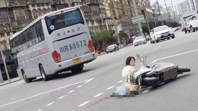 【閲覧注意】車線変更したバスに母子轢かれ小２女児死亡。  |  閲覧注意グロ動画・衝撃映像のソルカブ