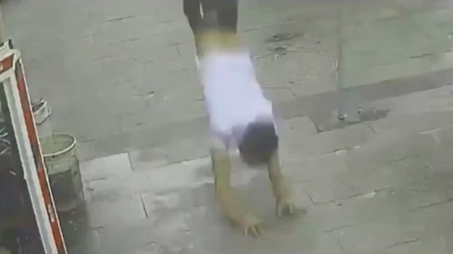 【閲覧注意】歩道に飛び込んだ男、瞬時にビチャっと破砕する。 | 閲覧注意グロ動画・衝撃映像のソルカブ