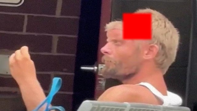 【閲覧注意】剥ぎ取った頭を指先でちねる男が観察される。  |  閲覧注意グロ動画・衝撃映像のソルカブ