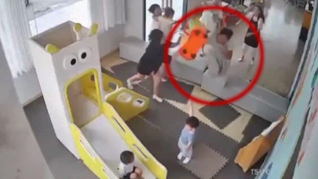 【暴力】子どもの喧嘩相手を歩行器で殴る直情型のママが出現。 | 閲覧注意グロ動画・衝撃映像のソルカブ