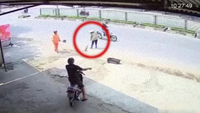 【事故】道路で掃き掃除する女性がトラックに撥ね飛ばされる。 | 閲覧注意グロ動画・衝撃映像のソルカブ
