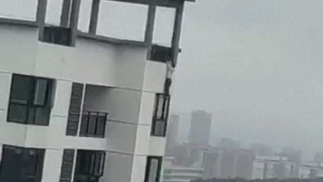 【閲覧注意】★★★★４つ星の飛び降り動画。人々に「感謝」された自殺。  |  閲覧注意グロ動画・衝撃映像のソルカブ