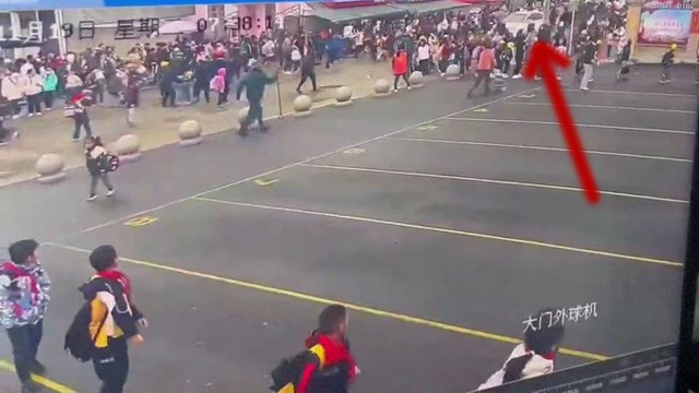 【衝撃】中国・小学校前で群衆なぎ倒すSUV、明らかに人間ボウリング目的だろ… | 閲覧注意グロ動画・衝撃映像のソルカブ