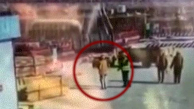 【労働災害】赤チン災害であって欲しい中国のクレーン事故（動画） | 閲覧注意グロ動画・衝撃映像のソルカブ