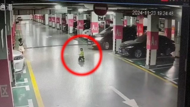 【中国】地下駐車場で遊ぶ２歳児が車に轢かれ圧死。親の姿はナシ… | 閲覧注意グロ動画・衝撃映像のソルカブ