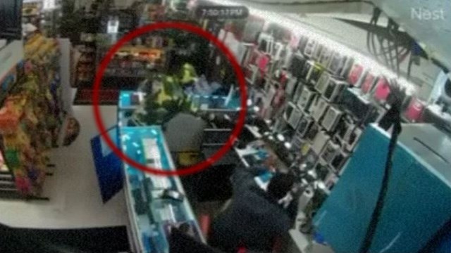 【事件】命の代償払う気など無かった10代の武装強盗犯が店主に撃ち殺される。 | 閲覧注意グロ動画・衝撃映像のソルカブ