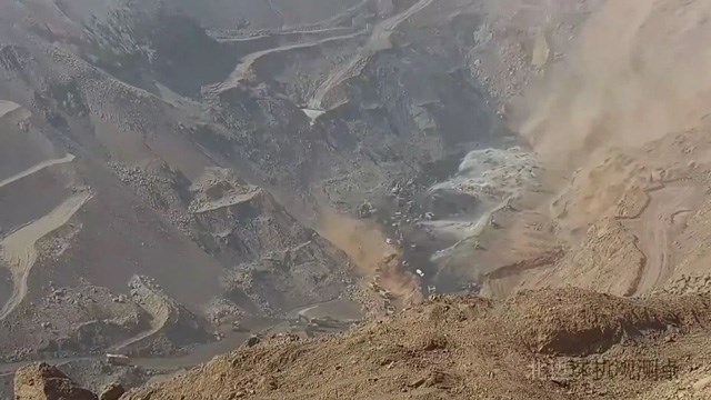 【衝撃映像】高さ180メートルの土砂が作業員53人を飲む内モンゴル炭鉱崩落事故。やばすぎ… | 閲覧注意グロ動画・衝撃映像のソルカブ