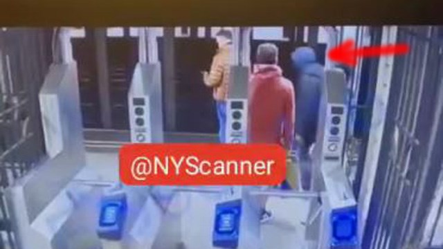 【事件】NY地下鉄で乗客が謎のパーカー男に突き落とされる。 | 閲覧注意グロ動画・衝撃映像のソルカブ